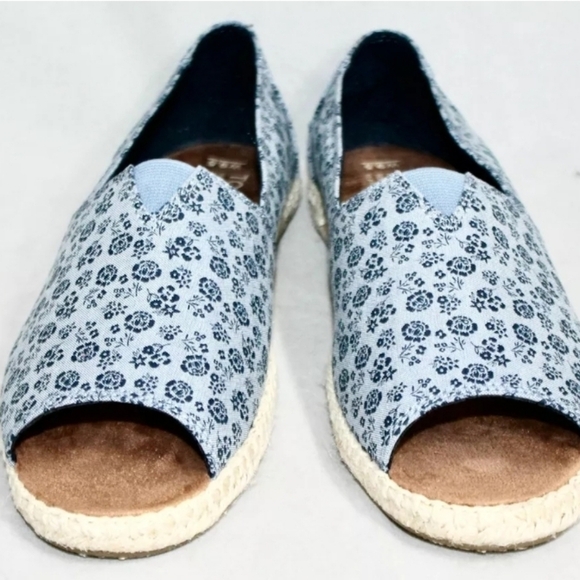 Toms Blue Floral Espadrilles Peep Toe NEW WITHOUT TAG OR BOX SZ 9.5 - Picture 2 of 9